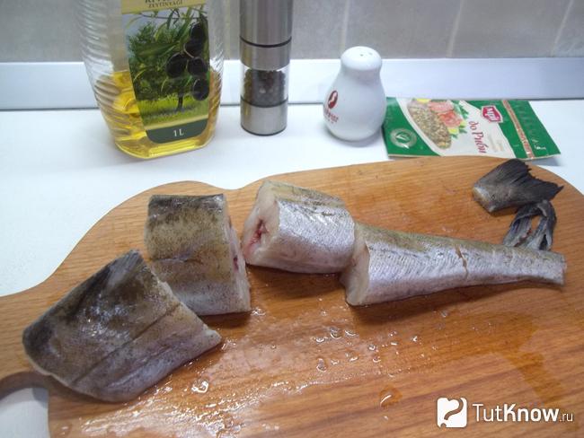 Рыба нарезана кусочками