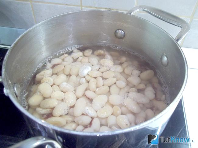 Фасоль варится
