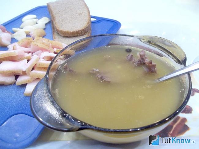 Готовый гороховый суп-пюре с уткой