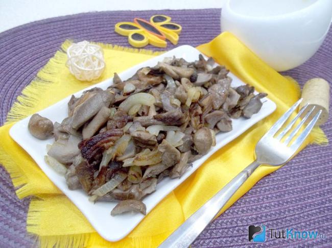 Готовые жареные замороженные и сушеные лесные грибы с луком