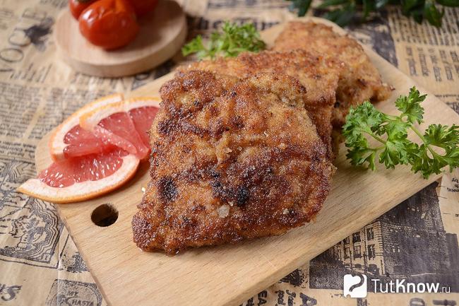 Готовые отбивные из курицы в панировке из сухарей