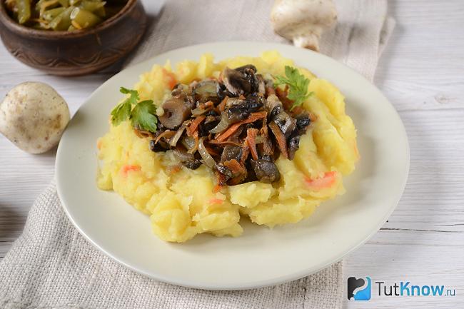 Тушеные шампиньоны с овощами и пюре
