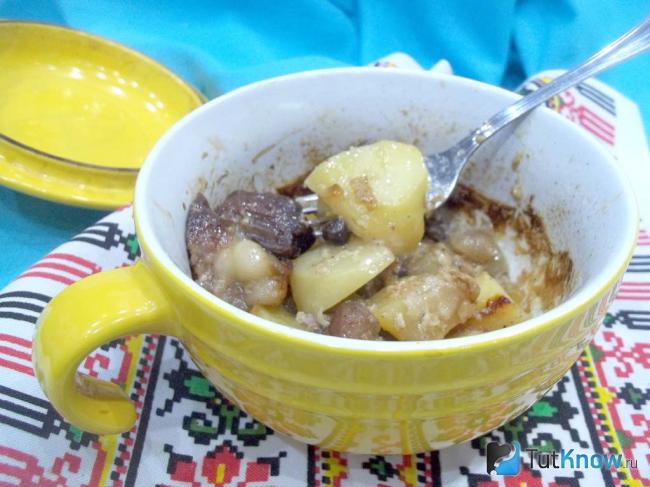 Готовое мясо с картофелем в духовке в молоке
