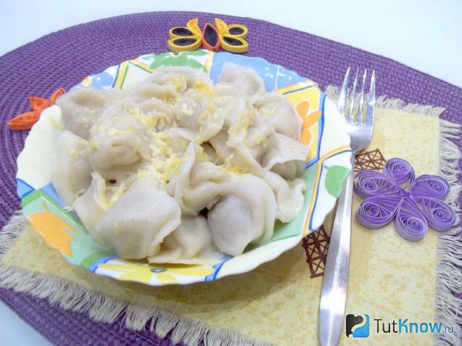 Готовые пельмени с маслом и сыром