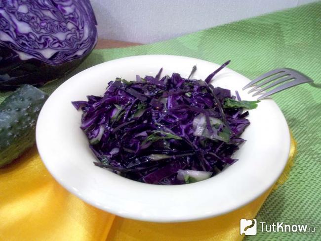 Готовый салат из красной капусты с огурцами и зеленью