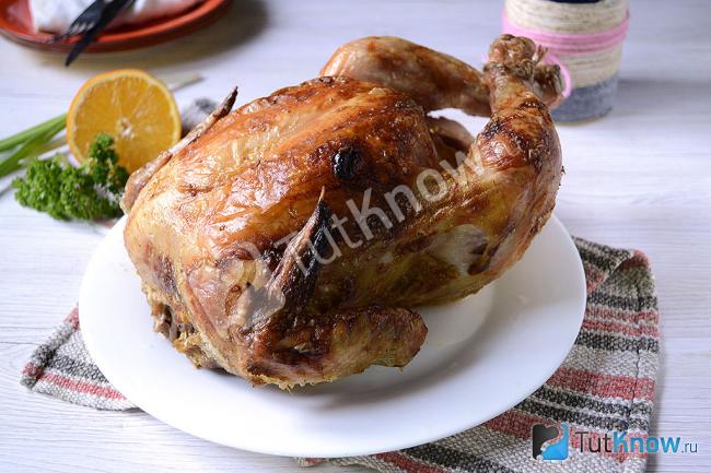 Готовая курица запеченная в духовке на соли
