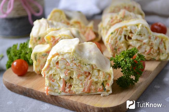 Куски рулета из лаваша с плавленым сыром и морковкой