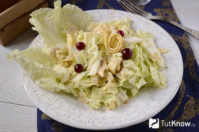 Готовый салат из пекинки с яичными блинчиками на тарелке