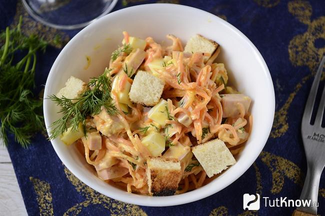 Салат с корейской морковкой, колбасой и сухариками в миске