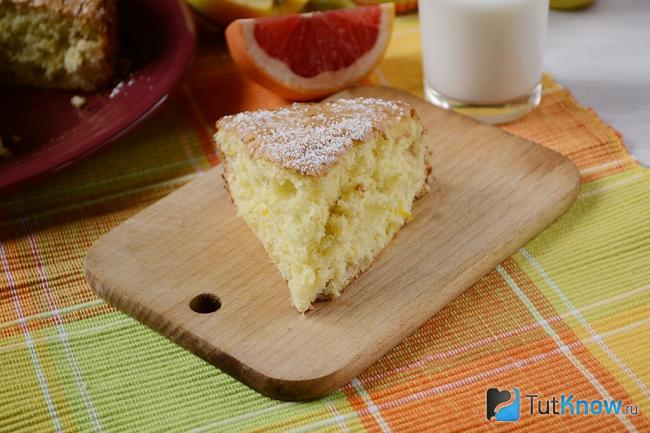 Кусок пышной шарлотки