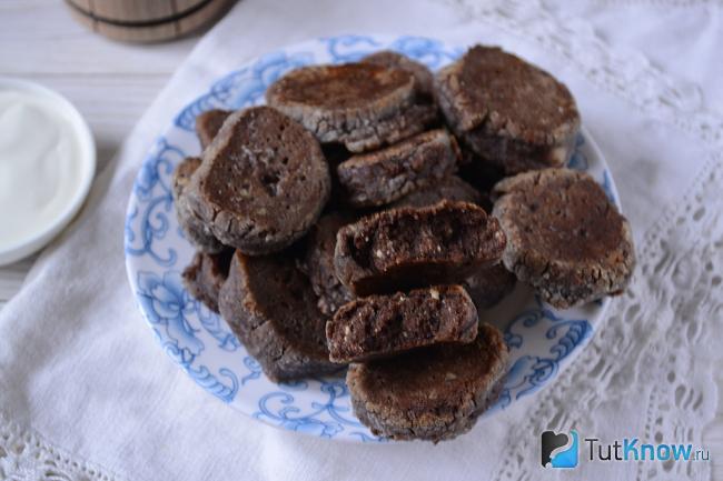 Готовые сырники с какао на тарелке готовы к употреблению