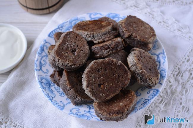 Шоколадные сырники с какао на тарелке