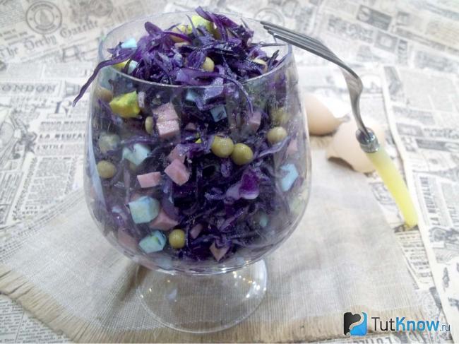 Готовый салат из красной капусты с колбасой и горошком