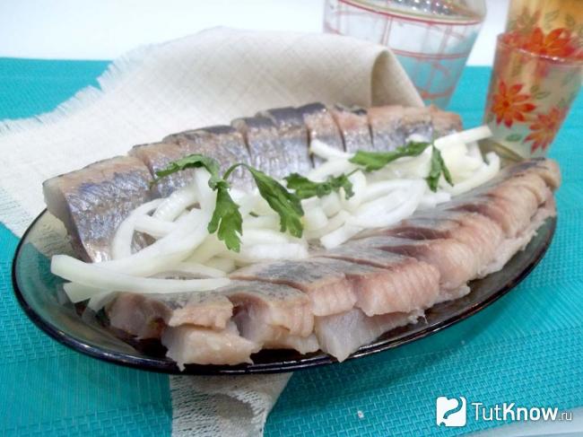 Готовая маринованная селедка с луком и уксусом