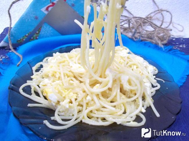 Готовые макароны с яйцами и сыром
