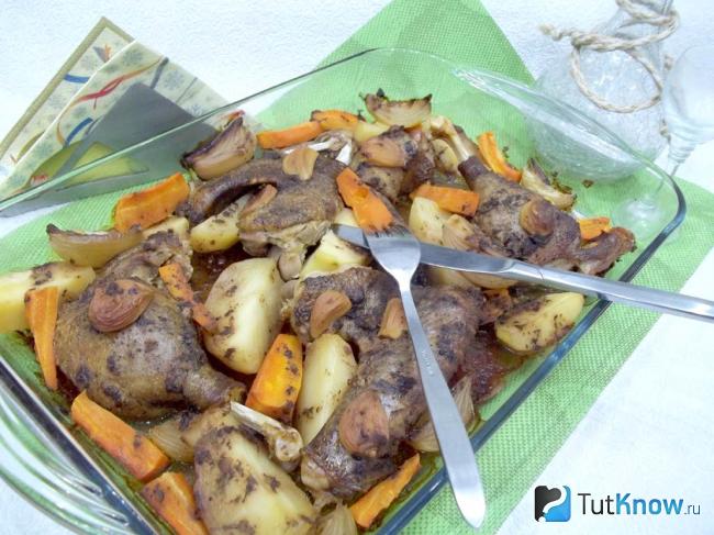 Готовая утка кусочками с картофелем и морковью