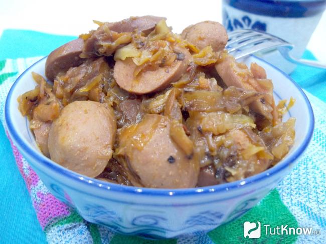 Готовая тушеная капуста с сардельками