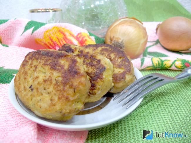 Готовые котлеты из свинины с манкой и пряностями