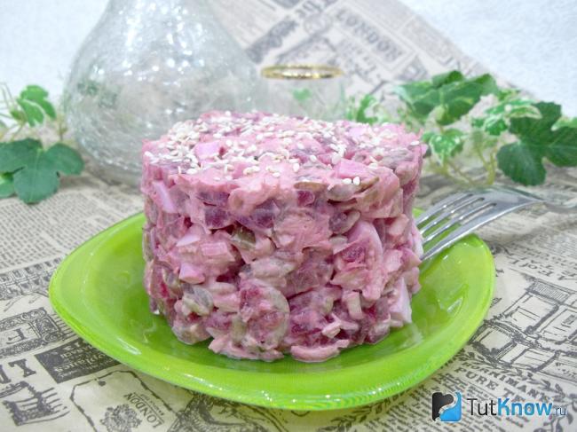 Готовый салат из свеклы, курицы, яиц и огурцов