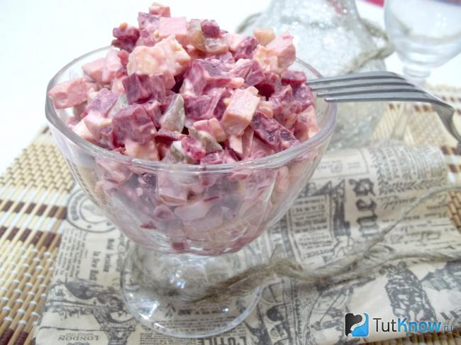 Готовый свекольный салат с сосисками, сыром, яйцами и огурцами