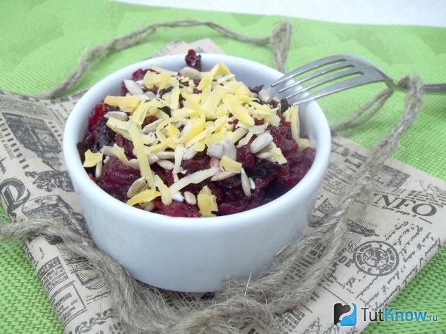 Готовый салат из свеклы с черносливом и сыром