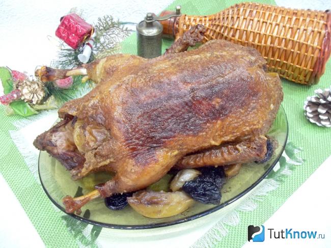 Готовая фаршированная утка яблоками и черносливом в рукаве
