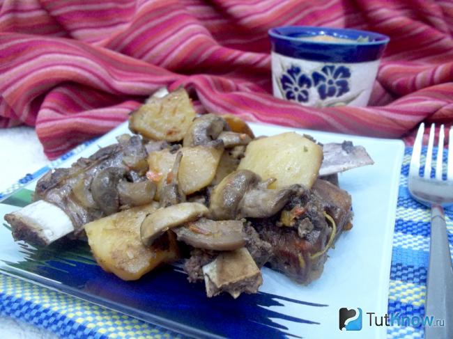 Готовое жаркое с ребрышками, грибами и картофелем