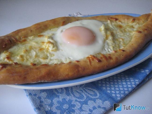 Аджарские хачапури с яйцом