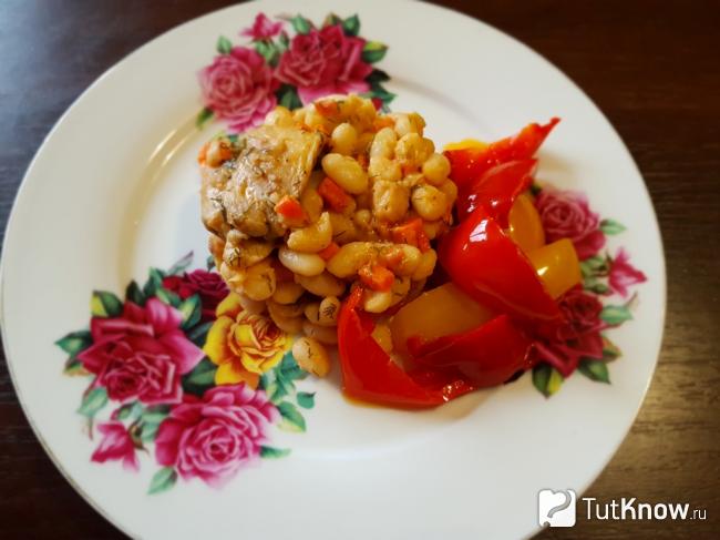 Фасоль с курицей и овощами