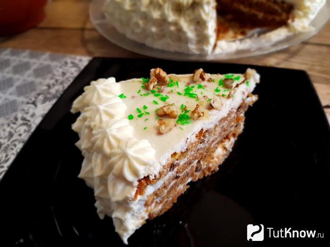 Морковный торт с орехами и корицей