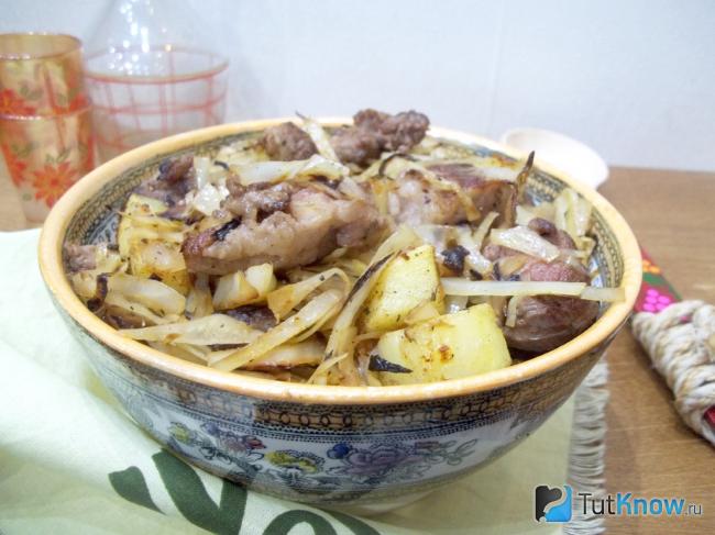 Готовое рагу с капустой, картофелем и мясом