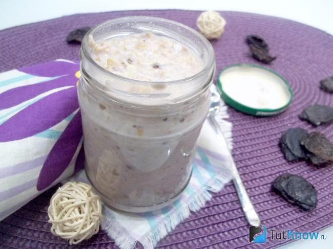 Готовая овсянка в банке с изюмом, малиной и молоком