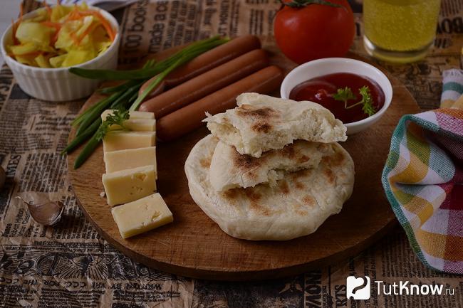 Готовая дрожжевая лепёшка на столе