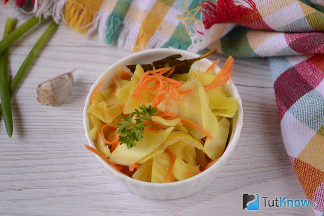 Капуста по-корейски с куркумой в пиалке