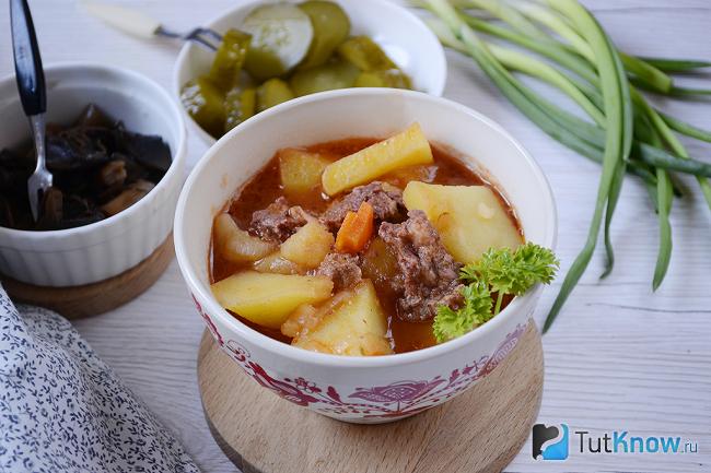 Картошка с тушенкой на столе