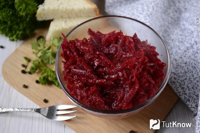 Готовая свекольная икра на столе