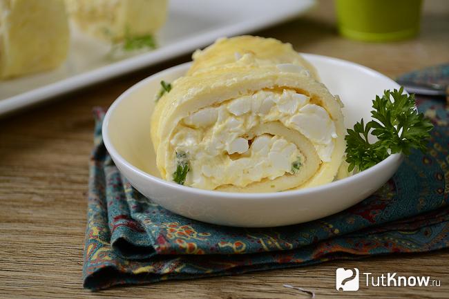 Кусок яичного блина