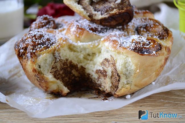 Готовая дрожжевая булочка ромашка