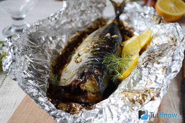 Готовая сочная скумбрия на фольге