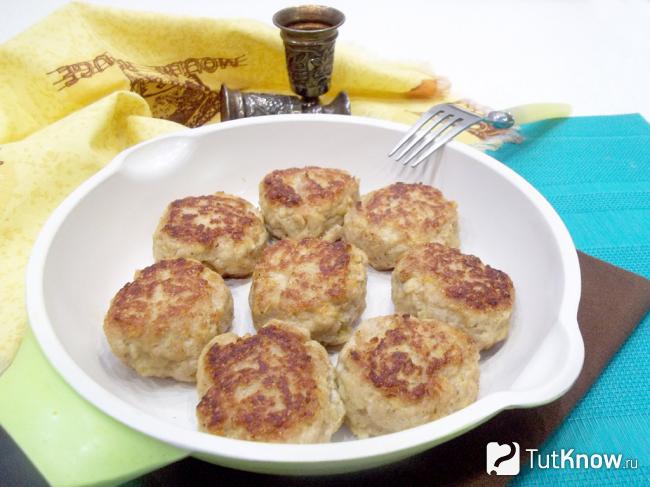 Готовые биточки из свинины с манкой без яиц