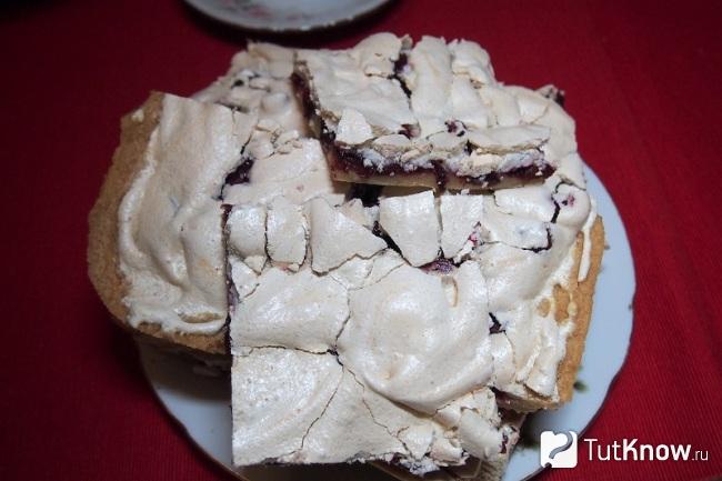 Разрезаем пирог из песочного теста с вишней