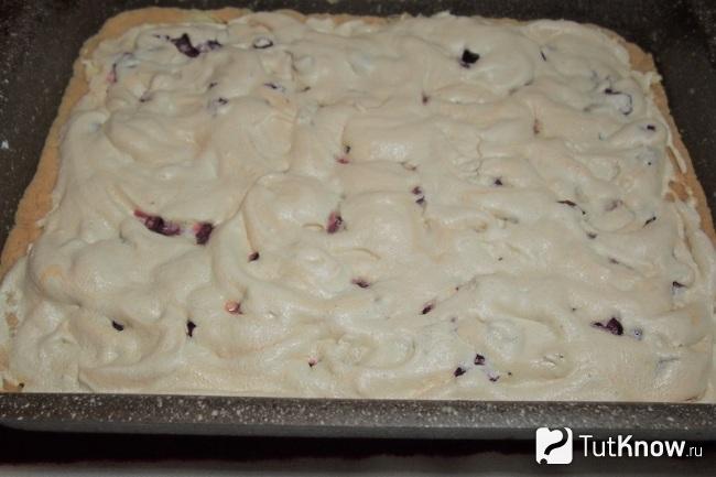 Готовый пирог из песочного теста с вишней