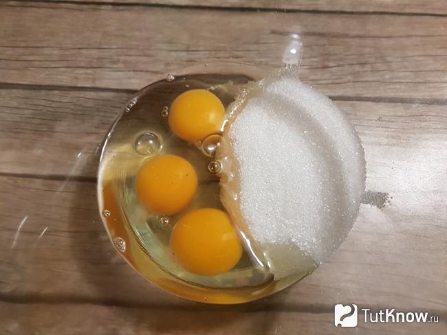 Соединяем яйца с сахаром