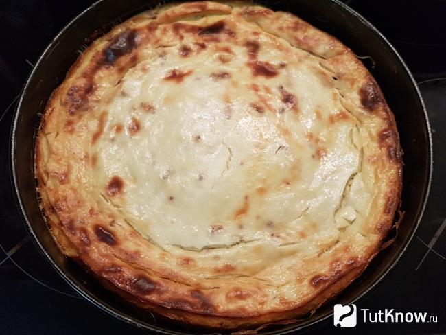 Готовая творожная запеканка с орехами