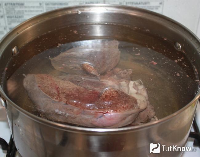 Заливаем мясные продукты чистой водой