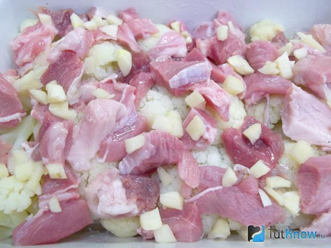 К капусте добавлено мясо и чеснок