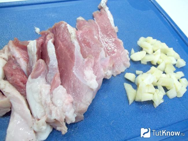 Мясо и чеснок нарезаны