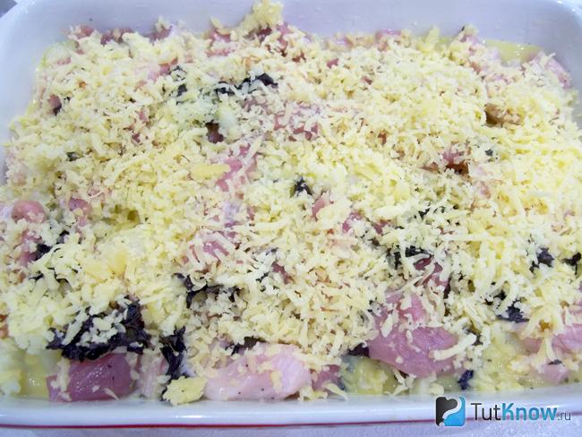 Продукты присыпаны сырной стружкой