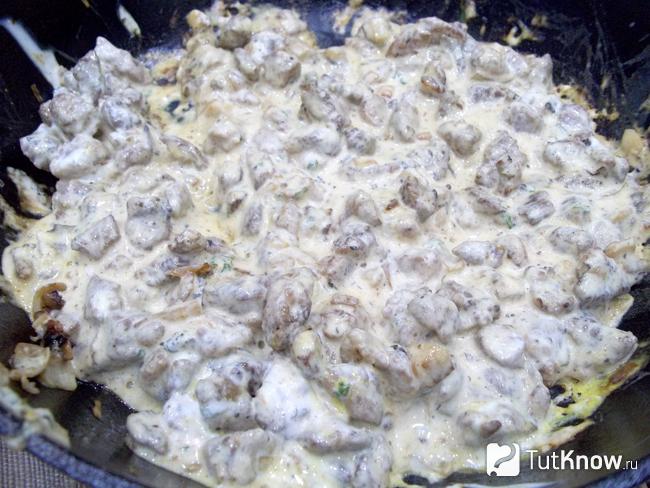 мясо с луком и чесноком тушатся в сметане