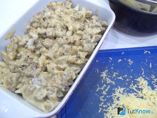 Сверху выложен фарш и сыр